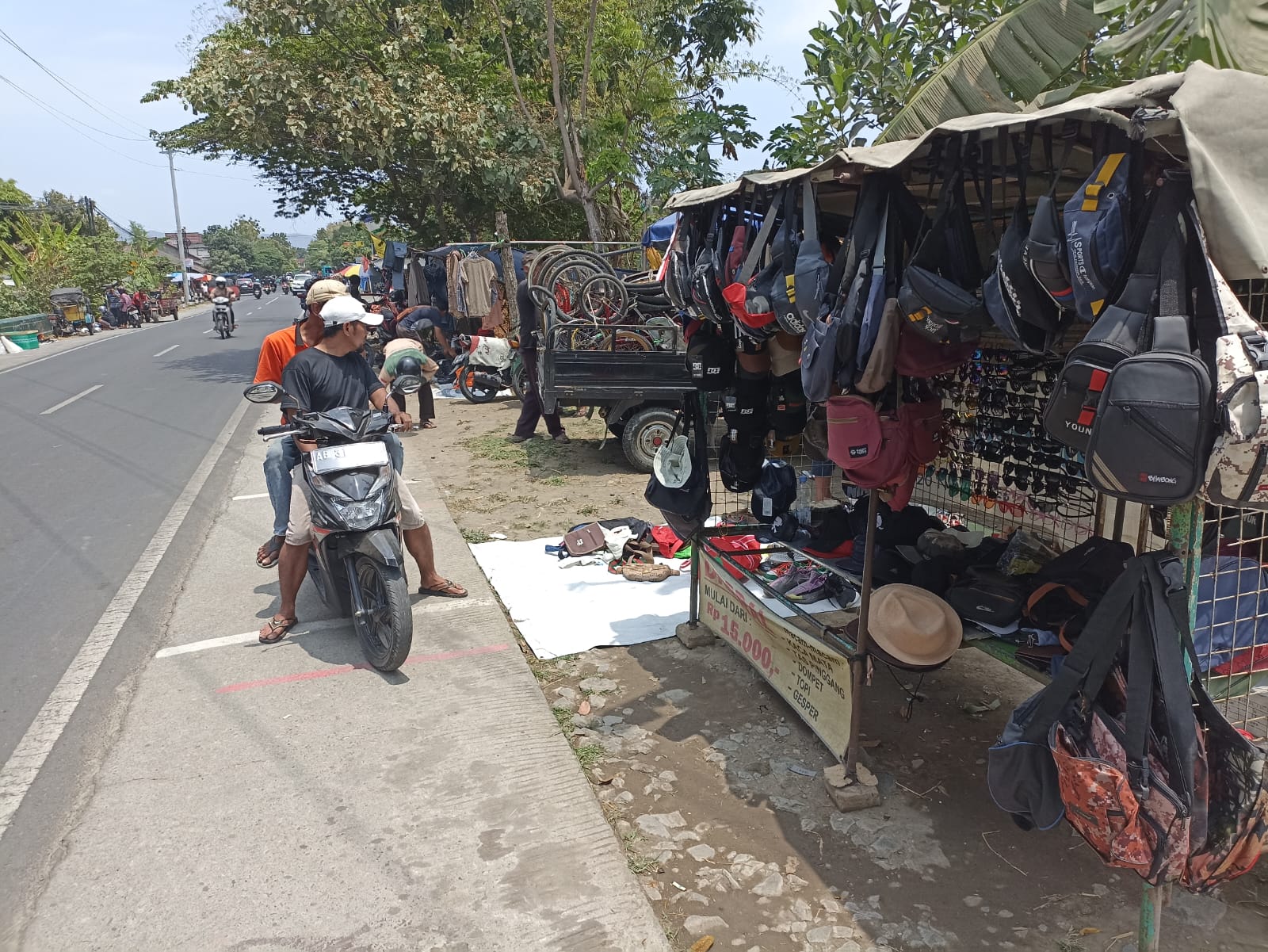 LARIS: Salah satu lapak pegadang klithikan di ruas Jalan Imogiri-Siluk Bantul. (Gregorius Bramantyo/Radar Jogja)