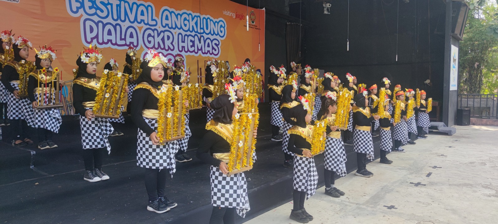 KOMPAK: Para peserta saat mengikuti festival angklung yang memperebutkan piala bergilir GKR Hemas. (Dok Waterboom Jogja)