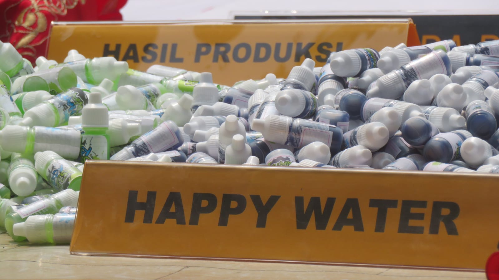 BAHAYA: Narkoba jenis happy water yang disita polisi di lokasi produksi di Potorono dan Banguntapan di Kabupaten Bantul Jumat (3/11). (Dwi Agus/Radar Jogja)