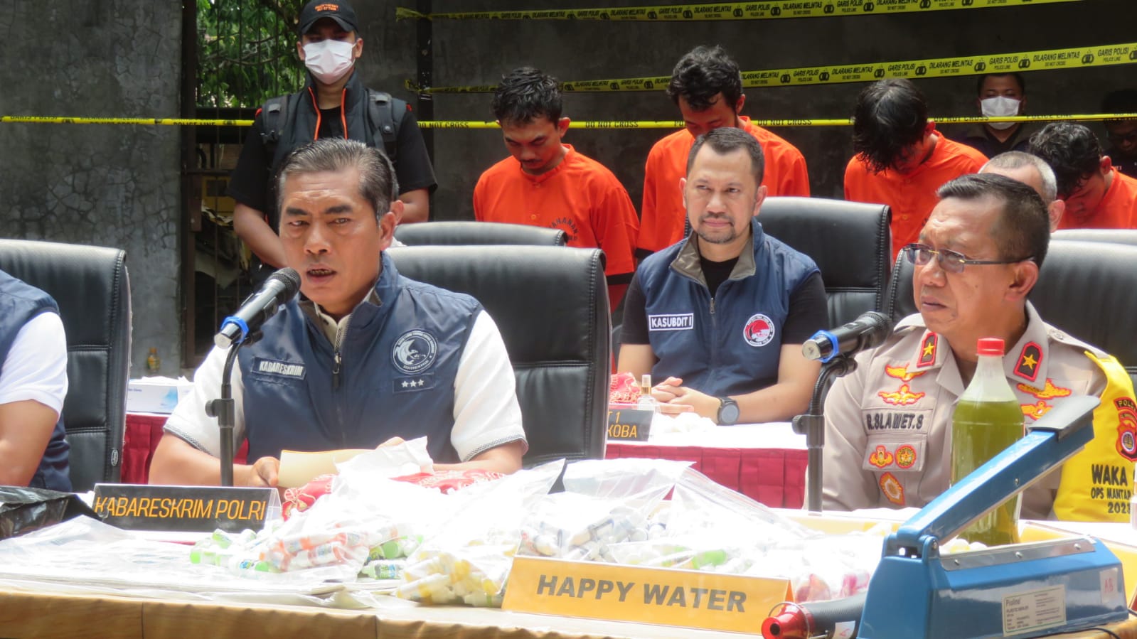TUNTASKAN: Wakapolda DIY Brigjen Pol Raden Slamet Santoso saat pengungkapan  peredaran narkoba Kamis (3/11). (Dwi Agus/Radar Jogja)
