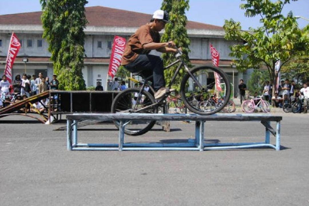 SERU: Pengguna jenis fixie yang terhabung dalam Sotowiyah menunjukkan kemampuan dalam mengguanakn sepeda fixie.Dokumentasi Sotowiyah