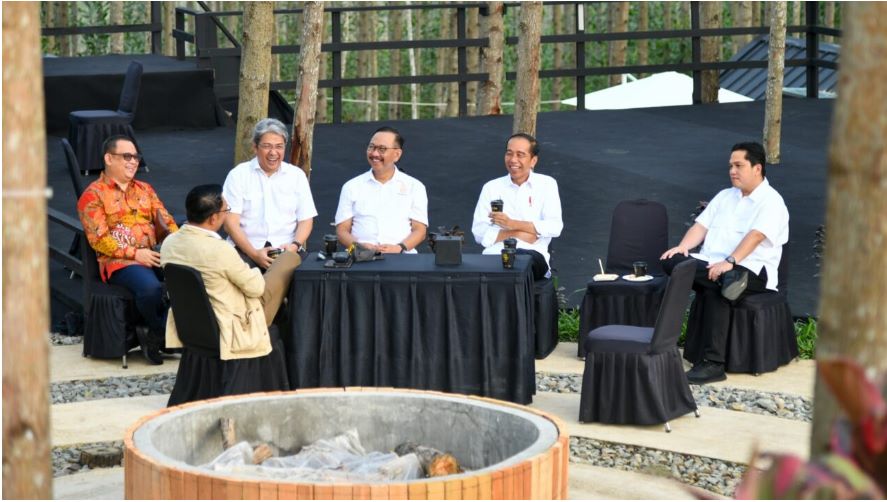 Presiden Joko Widodo bersama para menteri di Ibu Kota Nusantara, Kab. Penajam Paser Utara, Kalimantan Timur, Jumat (3/11) (setpres)