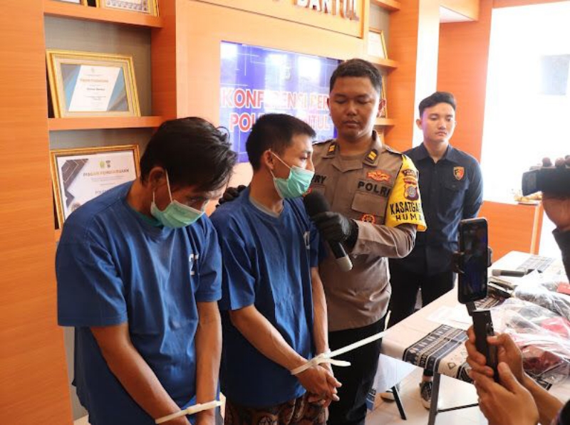 TANGKAP: Kasi Humas Polres Bantul Iptu I Nengah Jeffry Prana Widnyana menunjukkan pelaku pembobolan ATM saat konferensi pers di Mapolres Bantul Kamis (2/11). (Dok Polres Bantul)