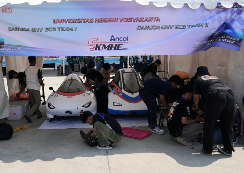 APRESIASI: Dua mobil Tim Garuda UNY berhasil meraih juara pada Kontes Mobil Hemat Energi (KMHE) 2023 di Sirkuit Formula E Jakarta pada 28 Oktober hingga 3 November 2023. (Dok UNY)