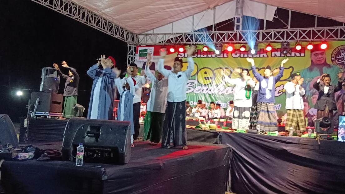 BARENG: Jamaah Mafia Sholawat memadati Lapangan Pereng, Kalurahan Ngentakrejo, Kapanewon Lendah, Kamis (2/11). (Hendri Utomo/Radar Jogja)