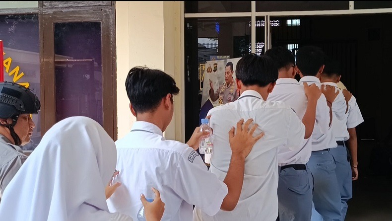 foto 6 pelajar yang diringkus polisis terkait terror bom (inews.id)