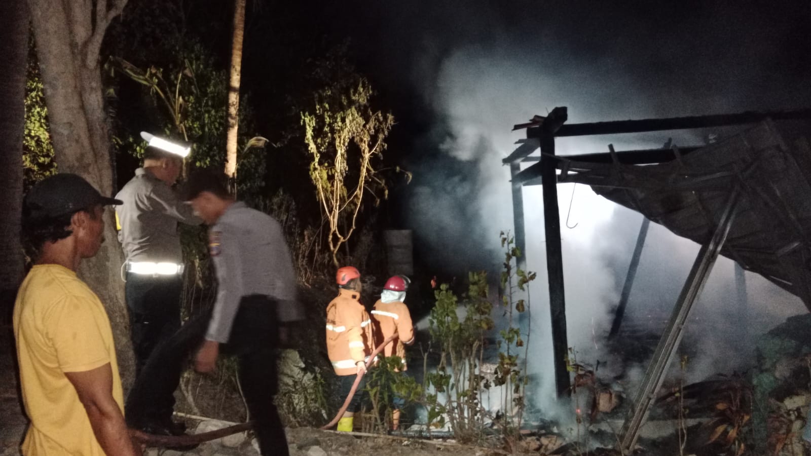 LUDES: Kondisi rumah Tosan Triyono, 45, warga Padukuhan Nabin, RT 24/RW 11, Kalurahan Sidomulyo, Kapanewon Pengasih, Kulon Progo yang ludes dilalap si jago merah, Kamis (2/11/2023) malam.