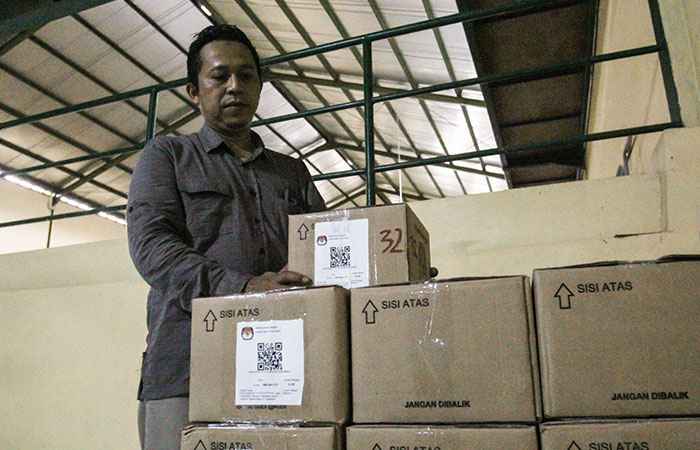 PASTIKAN: Ketua KPU Bantul Joko Santosa mengecek kondisi logistik tinta pemilu di gudang logistik KPU Bantul, Sewon, Bantul, Jumat (3/11). (Gregorius Bramantyo/Radar Jogja)