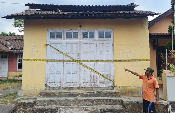 GUDANG KERIPIK: Ketua RT 07/RW 04 Dusun Temanggal 1, Desa Bumirejo, Kaliangkrik menunjukkan rumah produksi keripik pisang narkoba yang kini telah diberi garis polisi.