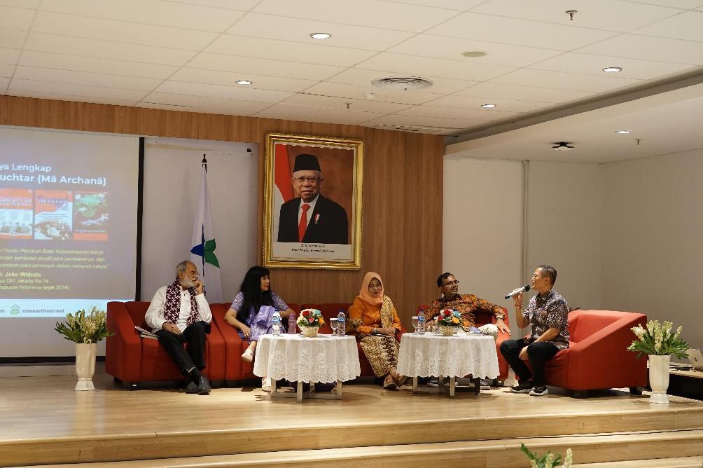 BUKU: Para Panelis yang hadir Anand Krishna, Julia Suryakusuma, Prof Musdah Mulia, Haris Azhar, Dian Martin. (ISTIMEWA)