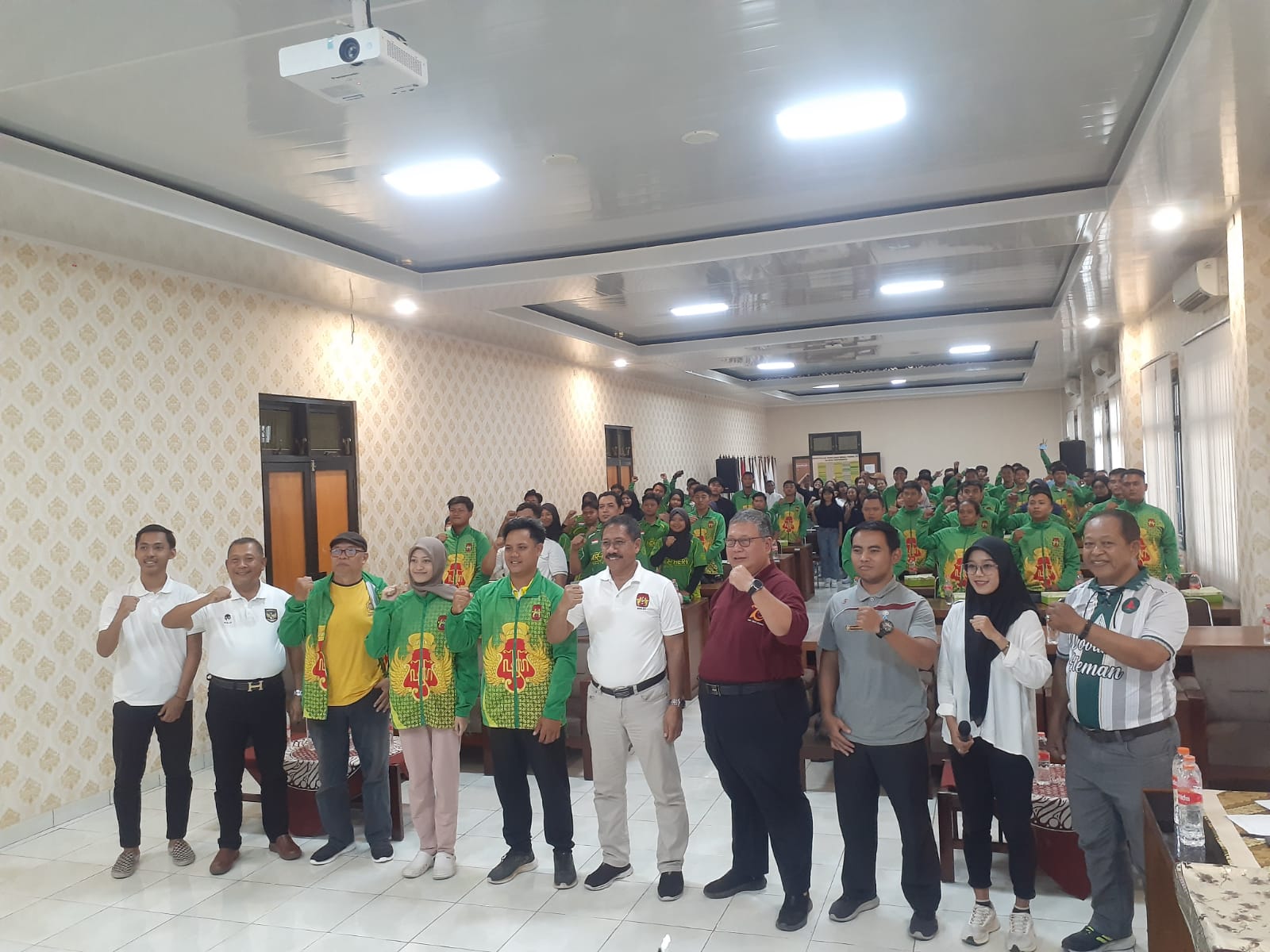 Ketua Umum KONI DIY Djoko Pekik, Ketua Satgas KONI DIY Pramana, dan jajaran, para atlet maupun pelatih 5 cabor yang akan berlaga di BK PON XXI 2023. (RIZKY WAHYU/RADAR JOGJA)