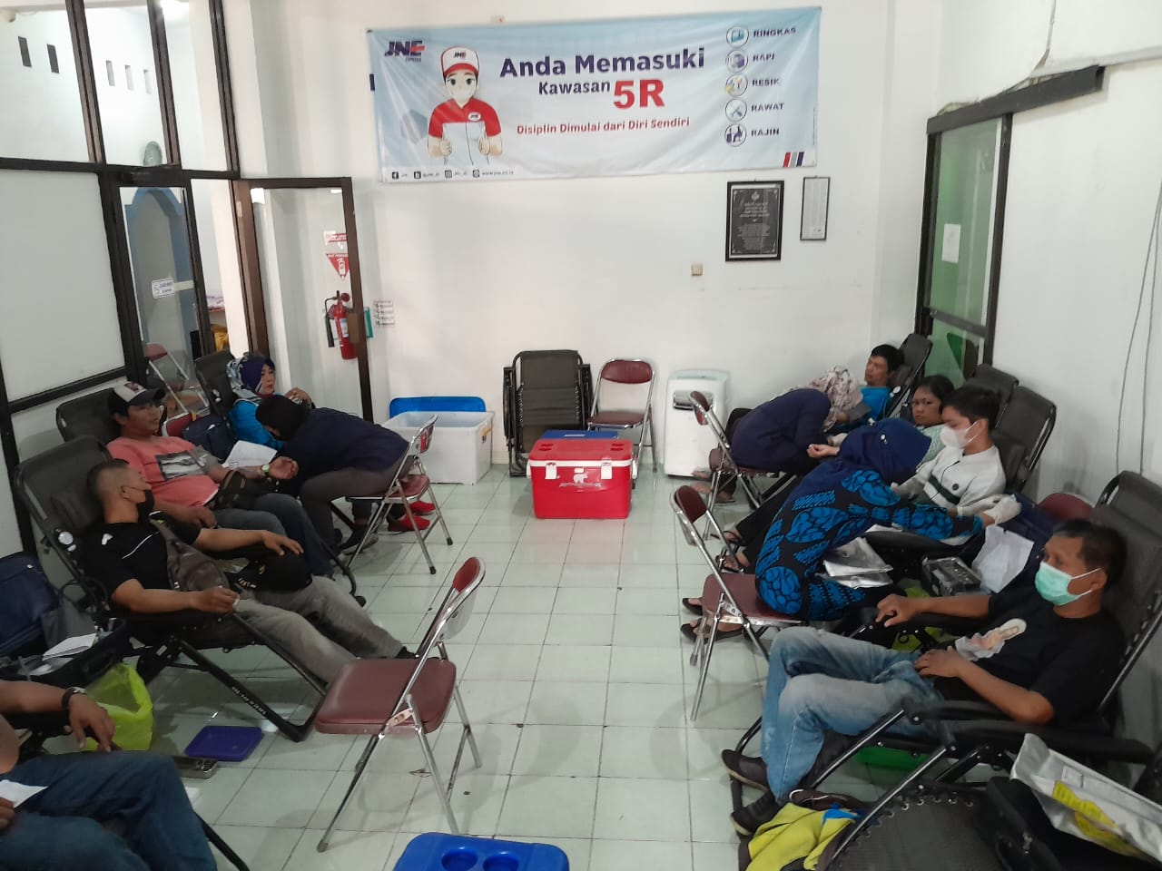 Suasana donor darah di kantor JNE Jogja di Jalan Sorogenen Umbulharjo Jogja Sabtu (4/11).
