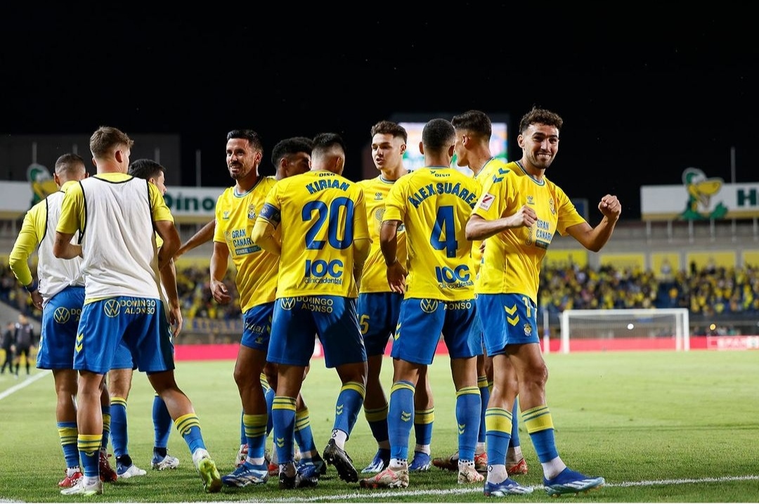 Para pemain Las Palmas merasa bahagia setelah mengalahkan Atletico Madrid (IG udlaspalmasoficial)