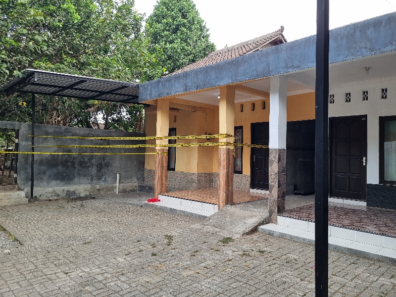 AMANKAN: Rumah yang dihuni salah seorang pelaku narkoba Keripik Pisang dan Happy Water yang kini masih disegel dan terdapat garis polisi. (Fahmi Fahriza/Radar Jogja)
