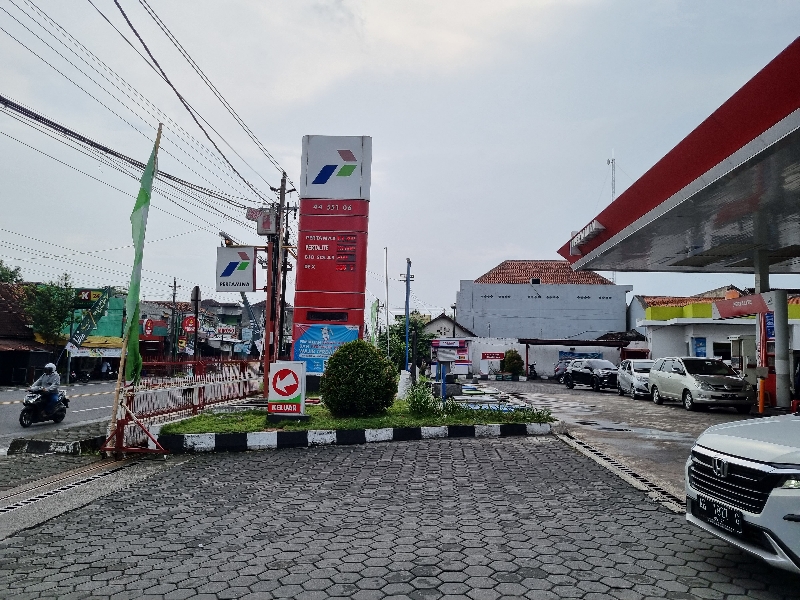 FULL TANK: Suasana di salah satu stasiun pengisian bahan bakar umum. (Fahmi Fahriza/Radar Jogja)
