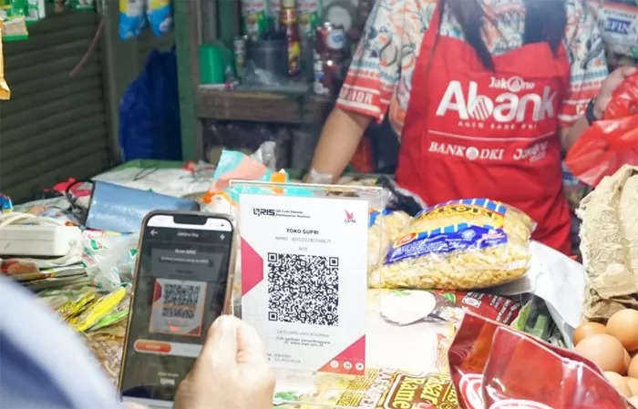 Ilustrasi penggunaan QRIS dalam transaksi di pasar. (Istimewa)
