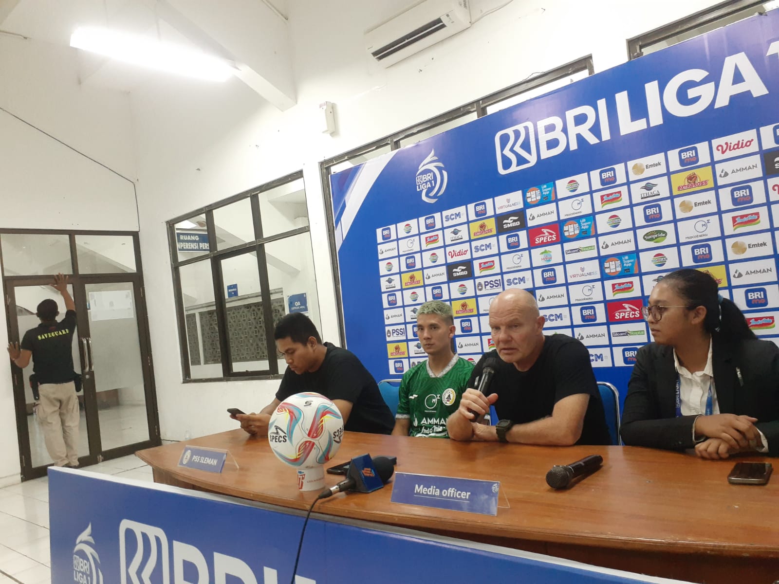 TIDAK SALAH: Pelatih kepala PSS Sleman Bertrand Crasson dalam sebuah sesi Konferensi pers. (Rizky Wahyu/Radar Jogja)