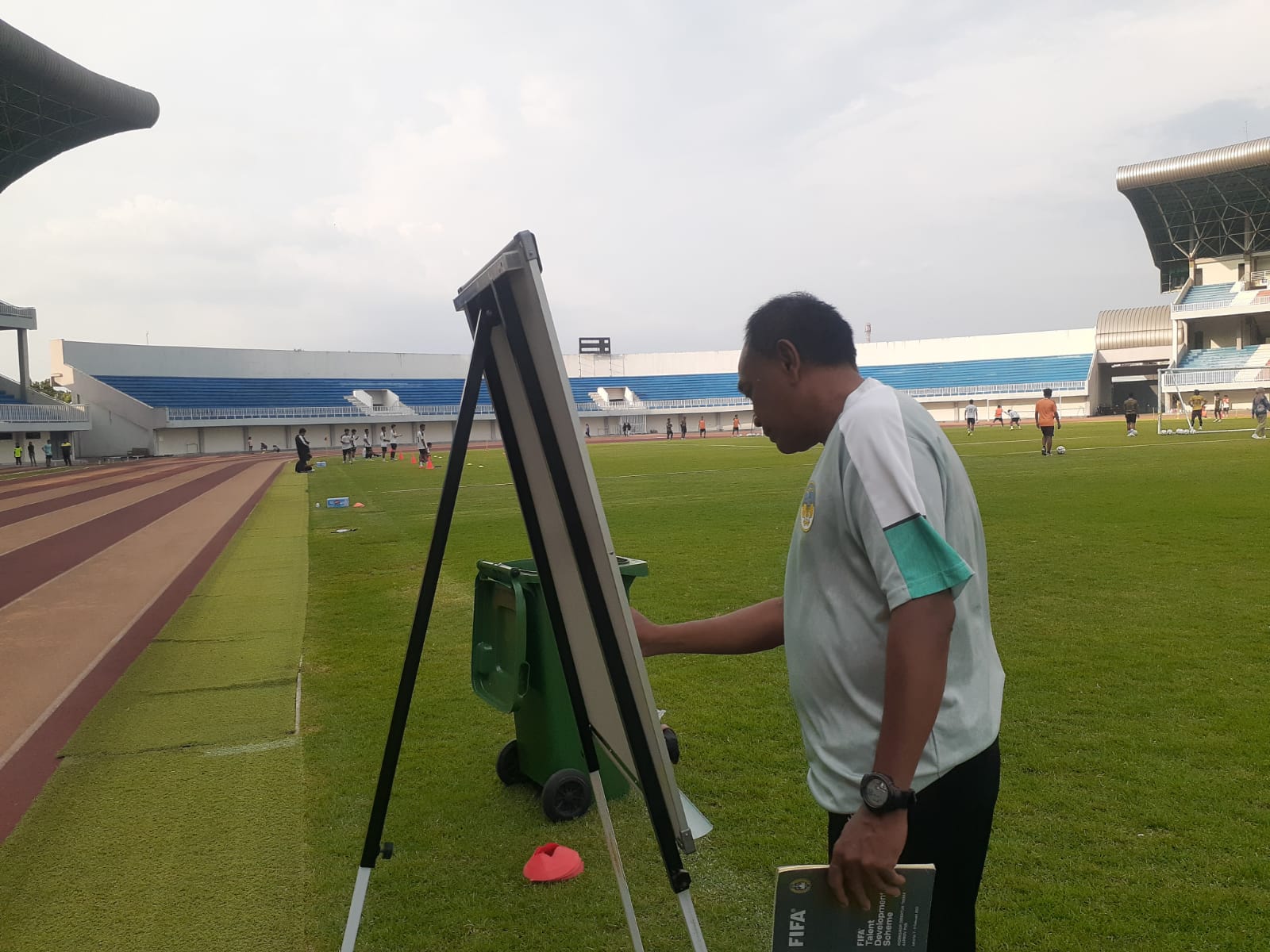 ATTACKING: Pelatih kepala PSIM Jogja Kas Hartadi diprediksi memakai formasi menyerang saat dijamu Bekasi City. (Rizky Wahyu/Radar Jogja)