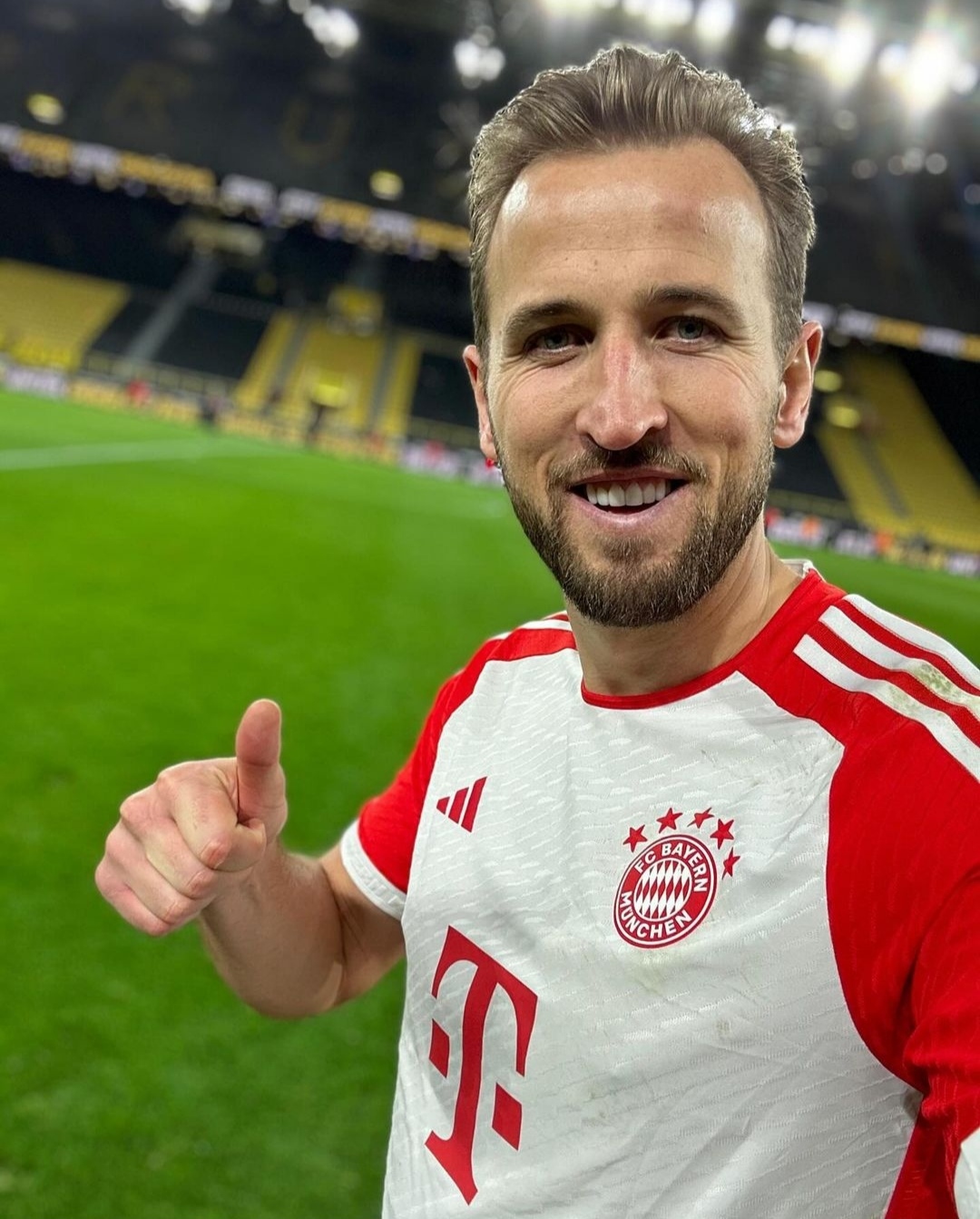 MANTAB: Harry Kane acungkan jempol setelah ciptakan hattrick untu Bayern Munich