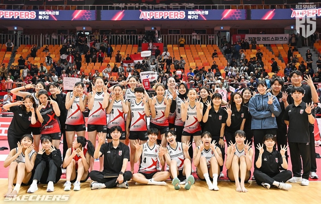 Tim AI Peppers dan Red Sparks foto bersama usai pertandingan (IG red_sparks)