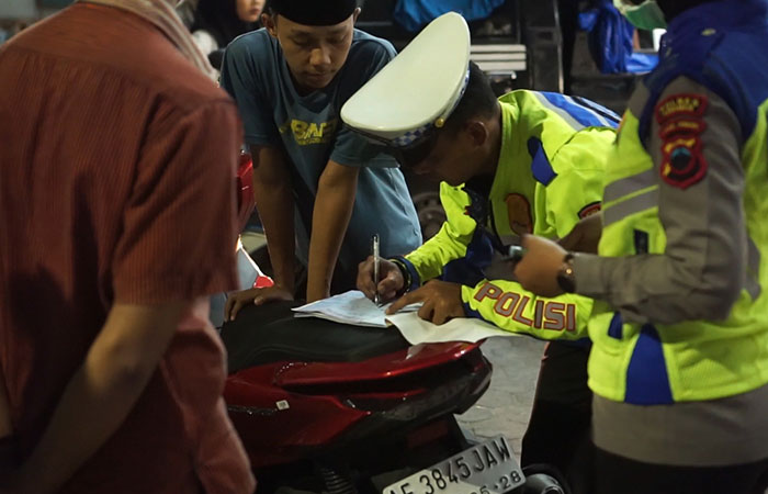 PERINGATAN : Jajaran Satuan Lalu Lintas (Satlantas) Polres Kebumen menindak pengendara yang kedapatan memasang knalpot brong.HUMAS POLRES KEBUMEN UNTUK RADAR KEBUMEN