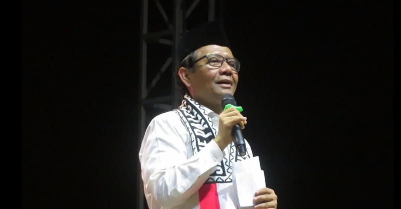 SIMPATIK: Menkopolhukam Mahfud MD saat Harlah Satuan Tim Anti Kriminalitas Jogjakarta di Ponpes Minggir, Sabtu malam (4/11). (Dwi Agus/Radar Jogja)