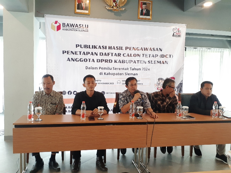 TERBUKA: Bawaslu Sleman saat mempublikasikan hasil pengawasan penetapan daftar calon tetap anggota DPRD Sleman, Sabtu (4/11). (IWAN NURWANTO/RADAR JOGJA)