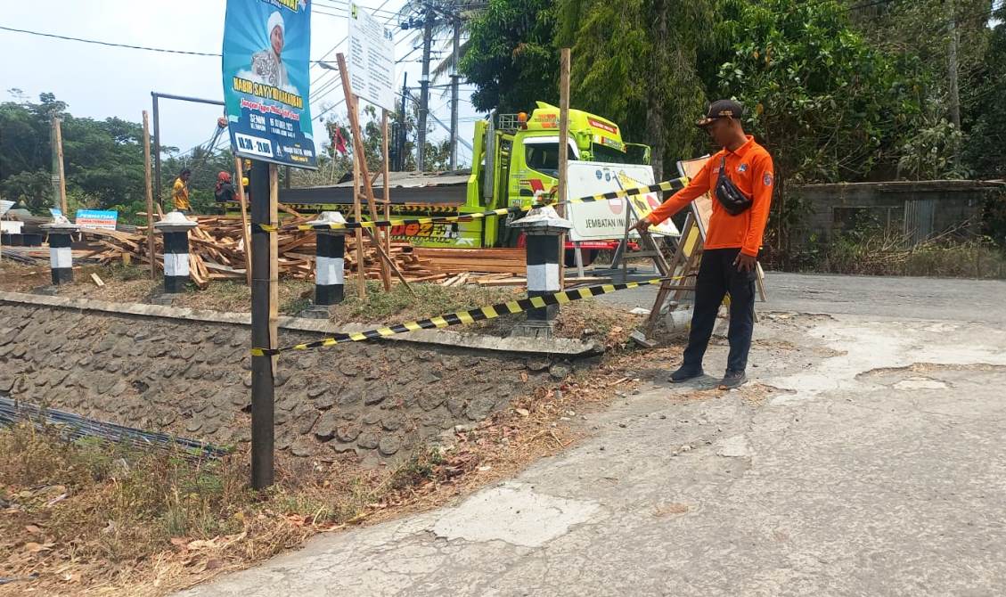 Anggota Satlinmas Rescue Istimewa wilayah V Kulon Progo menunjukkan lokasi kejadian, Minggu (5/11).