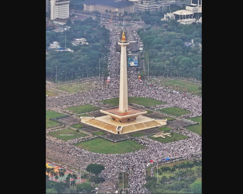 Suasana aksi bela Palestina di monas. Minggu (5/11/2023). (batu.jatimtimes.com)