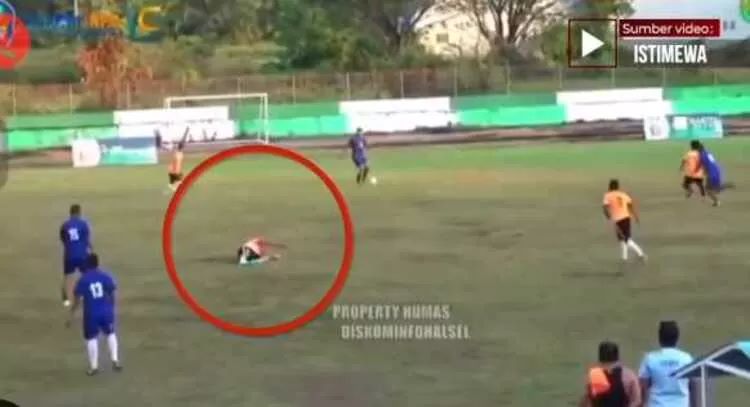 Bupati Halmahera Selatan (Halsel) H. Usman Sidik, meninggal dunia saat bermain sepak bola. (ISTIMEWA