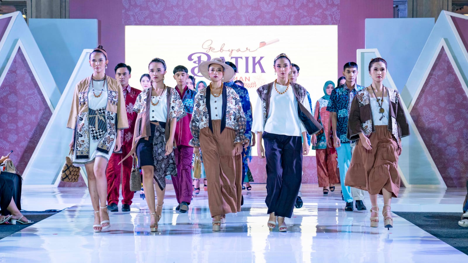 ANGGUN: Para model saat menampilkan produk-produk batik di penutupan Gebyar Batik Sleman 2023 yang dilaksanakan di Jogja City Mall. (ISTIMEWA)