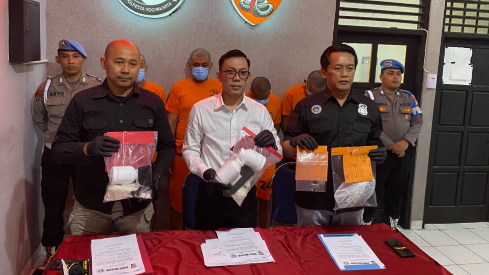 BONGKAR: Kasat Resnarkoba Polresta Jogjakarta AKP Ardiansyah Rolindo Saputra saat memapatkan pengungkapan kasus peredaran pil sapi di Mapolresta Jogjakarta. (Agung Dwi Prakoso/Radar Jogja)