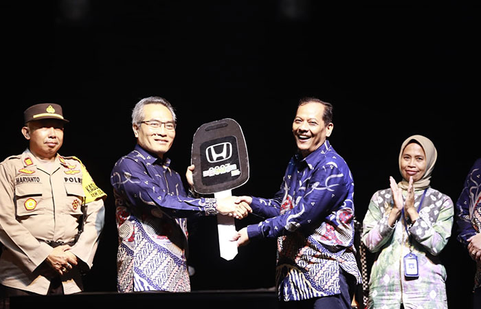 MEWAKILI: Bupati Bantul Abdul Halim Muslih secara simbolis menyerahkan hadiah utama PBB P2 berupa satu unit Honda Brio kepada Panewu Srandakan Sarjiman. Pemenang merupakan warga Trimurti, Srandakan.