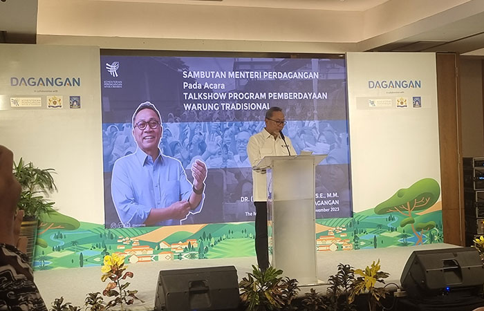 OPTIMISTIS: Menteri Perdagangan RI Zulkifli Hasan saat memberikan sambutan kepada pelaku UMKM DIJ. Dia meyakini, pengusaha dari DIJ merupakan orang-orang kreatid yang bisa terus berkembang.
