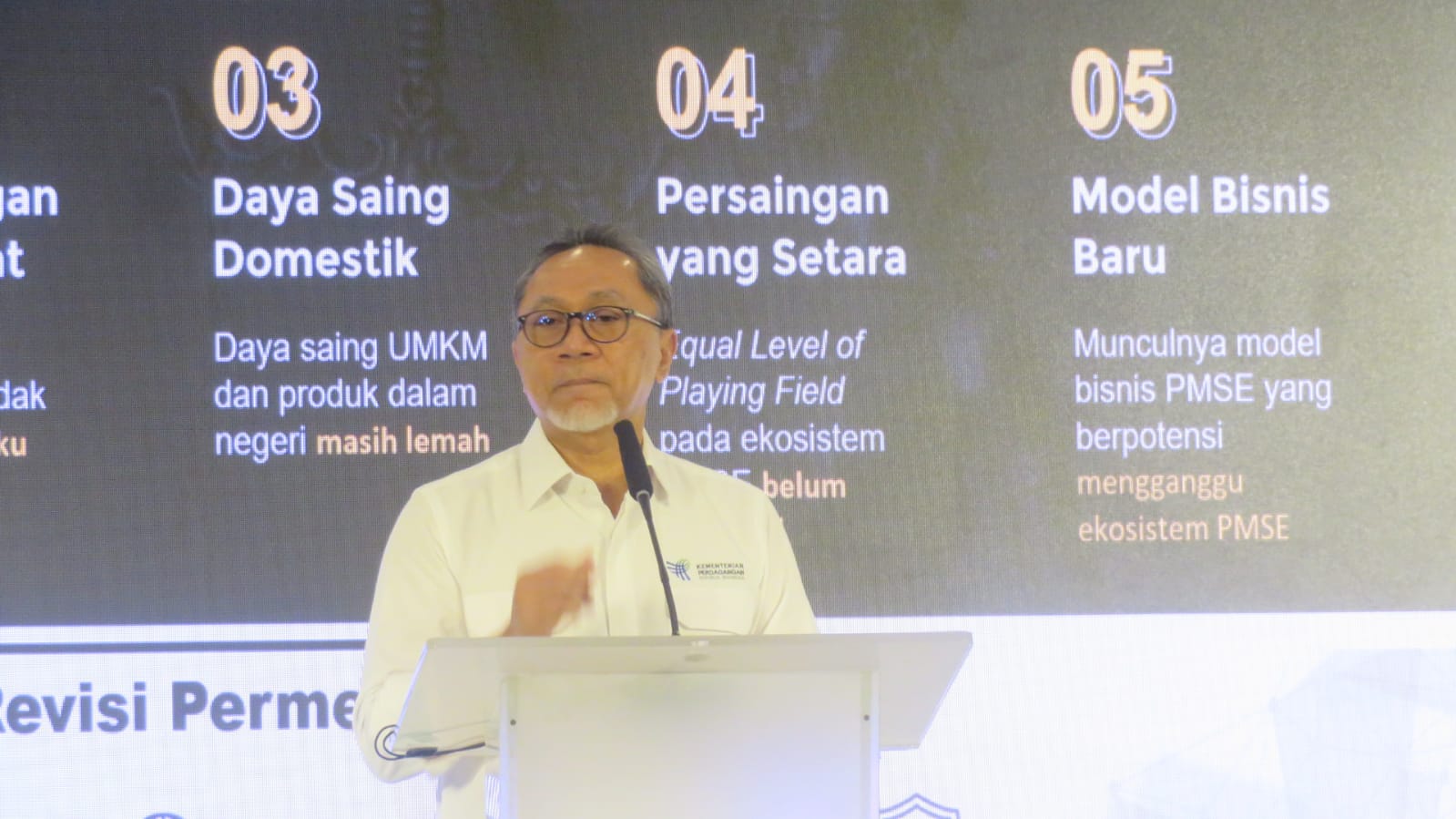 POST BORDER: Menteri Perdagangan Zulkifli Hasan dalam Program Akselerasi Ekosistem UMKM Digital di The Manohara Hotel Jogjakarta, Senin (6/11). (Dwi Agus/Radar Jogja)