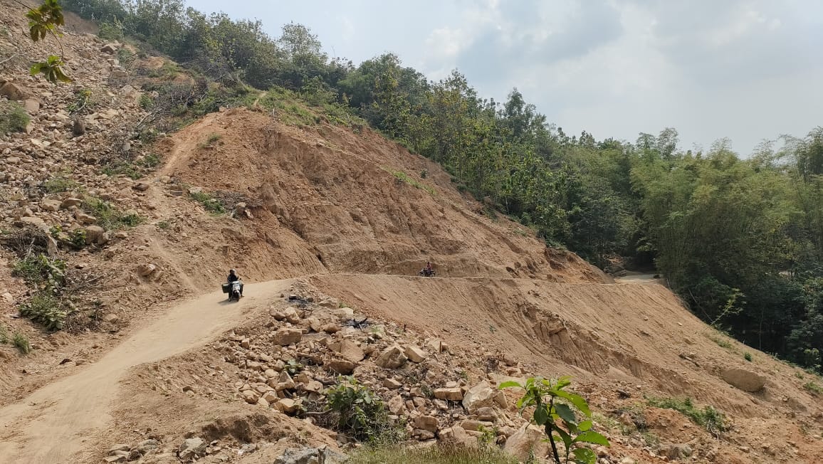 TERBENTUR ANGGARAN: Tanah longsor di Kalurahan Tegalrejo, Kapanewon Gedangsari yang terjadi 10 bulan lalu hingga menunggu penanganan lebih lanjut. (Dokumen Radar Jogja)