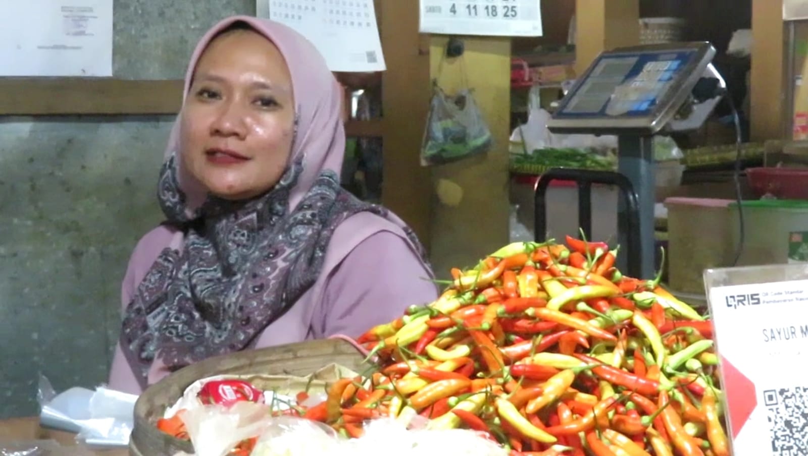 MELONJAK: Pedagang cabai Ida Chabibah di Pasar Beringharjo Jogja. (Dwi Agus/Radar Jogja)