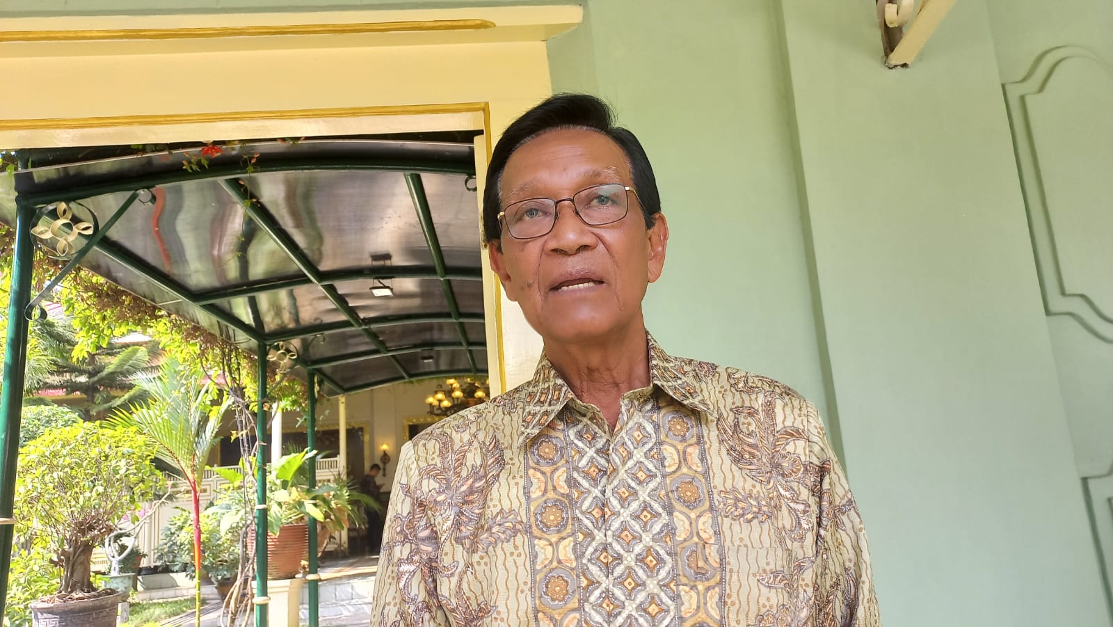PANTAU: Gubernur DIY HB X di Kompleks Kepatihan Senin (6/11). (Winda Atika Ira P/Radar Jogja)