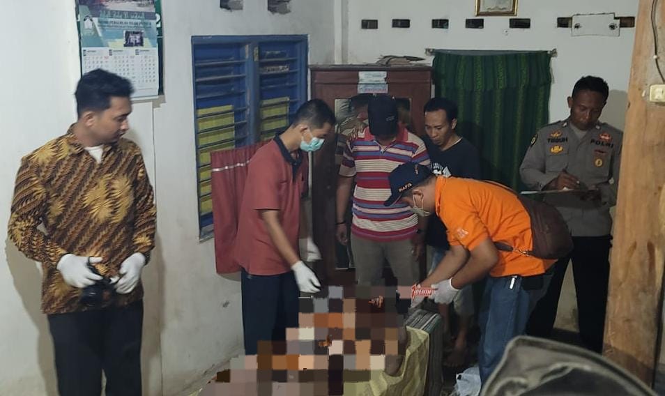 OLAH TKP : Polisi melakukan olah tempat kejadian perkara atas korban IM, 32, yang ditemukan tak bernyawa di aliran Sungai Lukulo kemarin. (Istimewa)