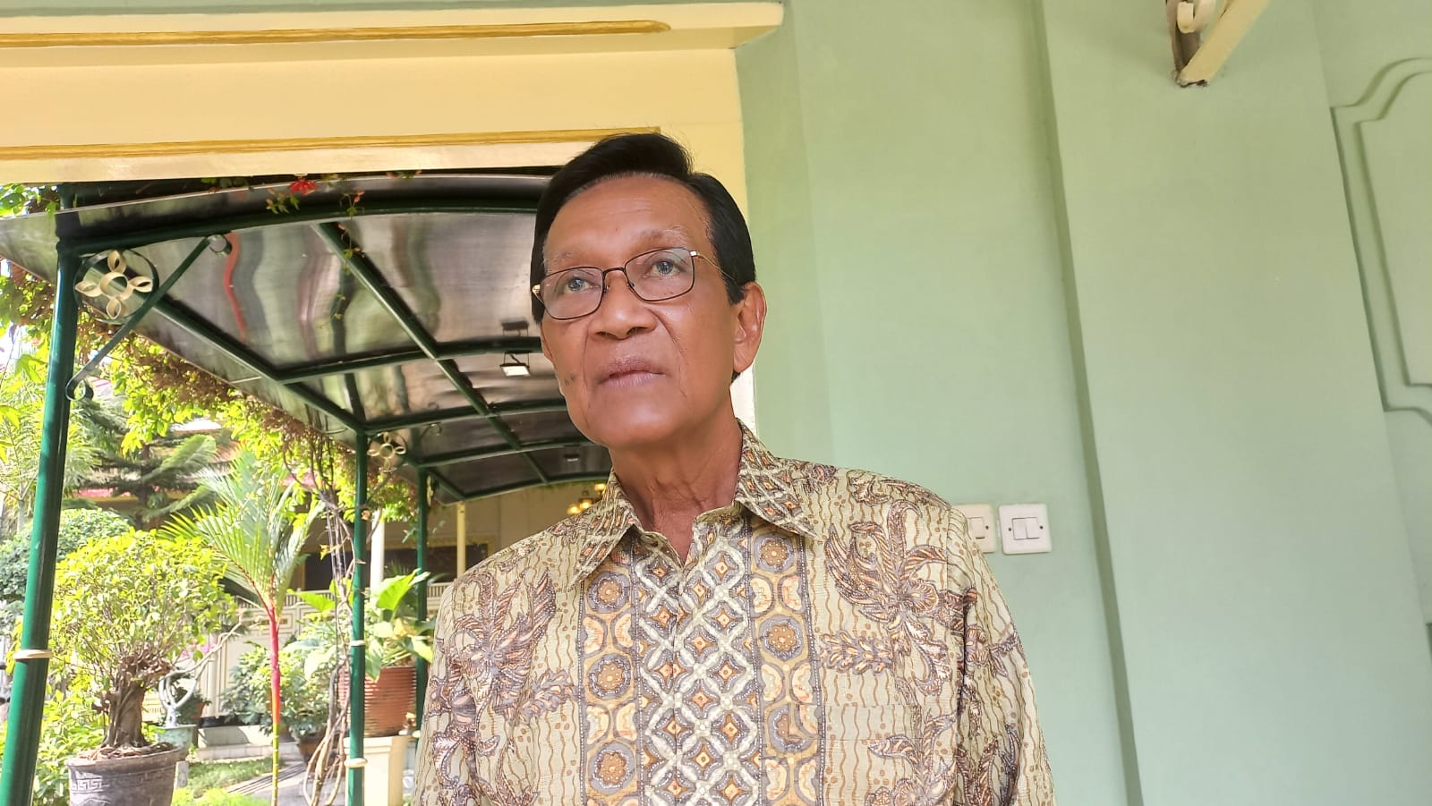 KOORDINASI: Gubernur DIY HB X di Kompleks Kepatihan Senin (6/11). (Winda Atika Ira P/Radar Jogja)