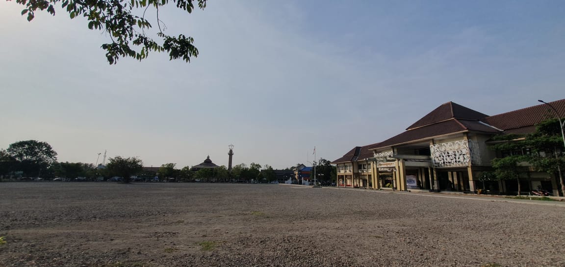 INI LHO: Kondisi terkini Alun-Alun Wonosari pasca leveling terlihat gersang pada Senin (6/11). (Gunawan/Radar Jogja)