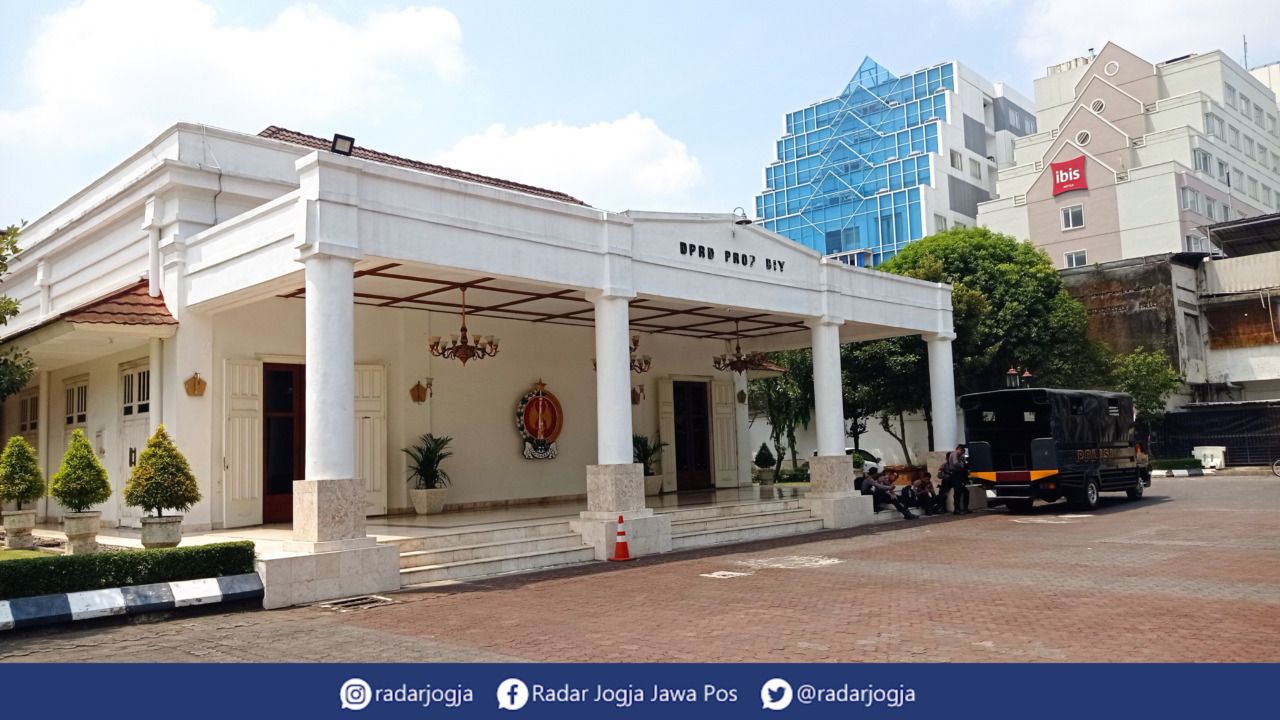 Gedung DPRD DIJ tampak dari depan