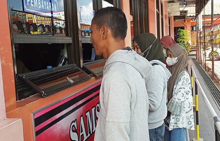 masyarakat sedang membayar pajak kendaraan bermotor