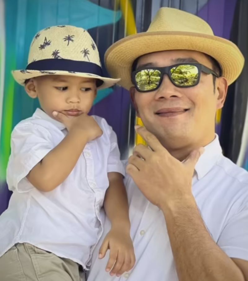 Ridwan Kamil bersama Arkanaidan putra kecilnya. (Instagram/@ridwankamil)