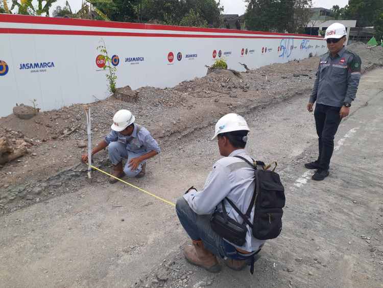 Pelaksana Proyek Tol Jogja-Solo Seksi 2 Paket 2.2 saat melakukan pengerjaan di wilayah Ring Road Utara Trihanggo, Gamping, Sleman, pada Selasa (7/11). FOTO// IWAN NURWANTO