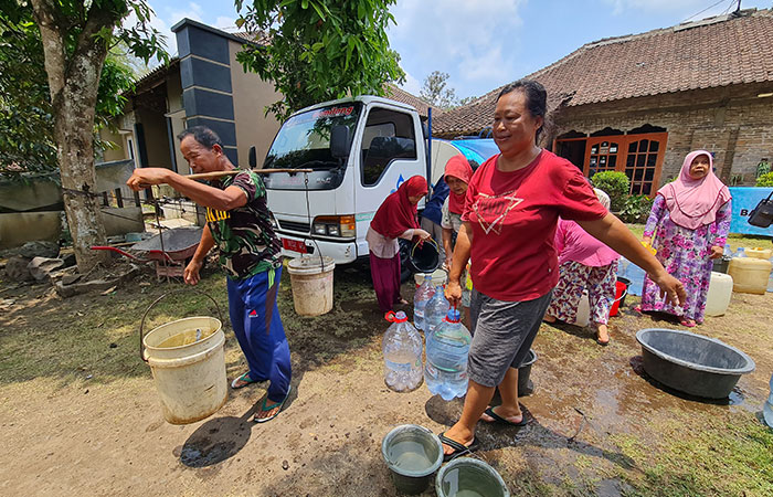 BERBONDONG-BONDONG: Para warga Desa Sumberarum mengangkut bantuan air bersih untuk pertama kalinya Selasa (7/11).Naila Nihayah/Radar Jogja
