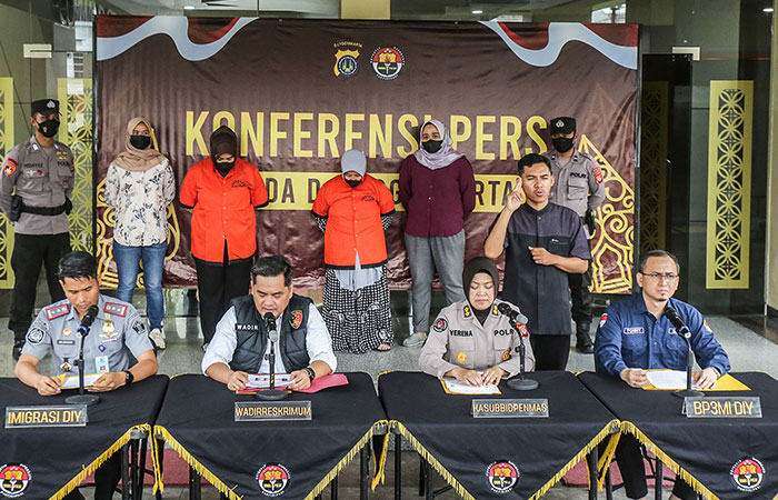 GAGAL BEROPERSI: Dua pelaku dihadirkan saat rilis kasus TPPO di Mapolda DIJ Selasa (7/11). Ditrskrimum Mapolda DIJ berhasil mengagalkan pengiriman dua calon pekerja migran ilegal menuju Qatar.