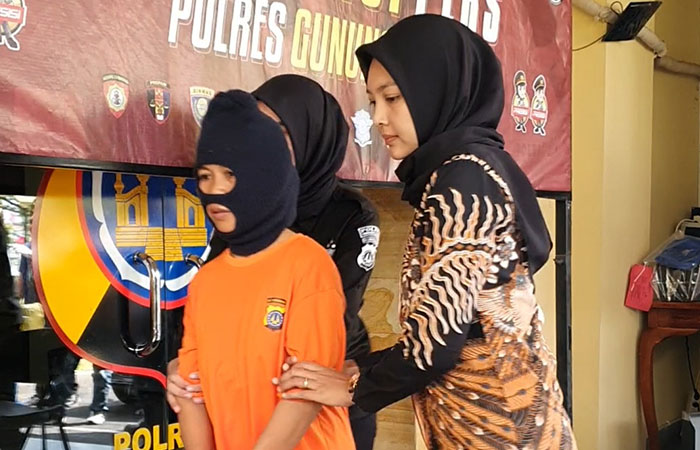 DIBORGOL - Tersangka pembuang bayi di Padukuhan Tambakrejo, Kalurahan Semanu, Kapanewon Semanu digiring petugas memasuki jeruji tahanan Mapolres Gunungkidul, Selasa (7/11).Gunawan/Radar Jogja