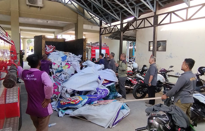 PENERTIBAN: Tim dari Satpol PP Purworejo saat menurunkan sejumlah reklame di Kantor Satpol PP dan Damkar Purworejo yang berhasil ditertibkan di wilayah Kabupaten Purworejo Selasa (7/11).