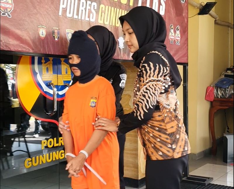 DIBORGOL - Tersangka pembuang bayi di Padukuhan Tambakrejo, Kalurahan Semanu, Kapanewon Semanu digiring petugas memasuki jeruji tahanan Mapolres Gunungkidul Selasa (7/11) Gunawan/Radar Jogja